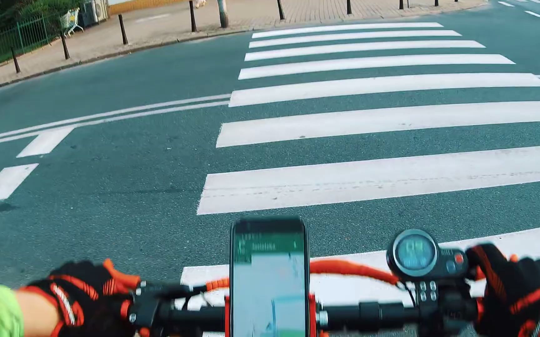 [图]UBGO 1006 electric scooter - city ride