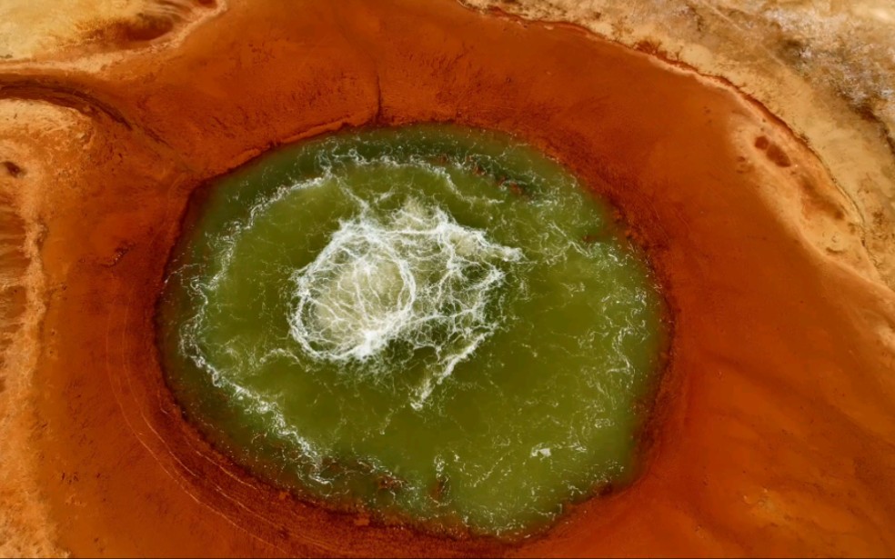 艾肯泉,又称恶魔之眼,昆仑山下奔涌千年的可怕泉眼,如沸腾之水终年不