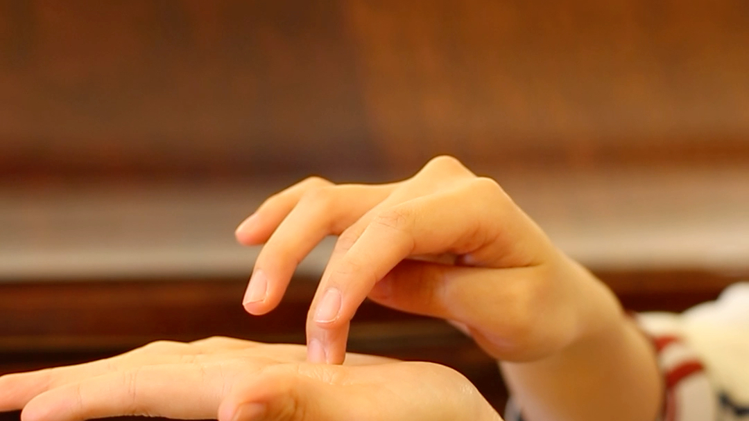 魏薇钢琴小课堂:解决"穿指"总出错的问题_哔哩哔哩_bilibili