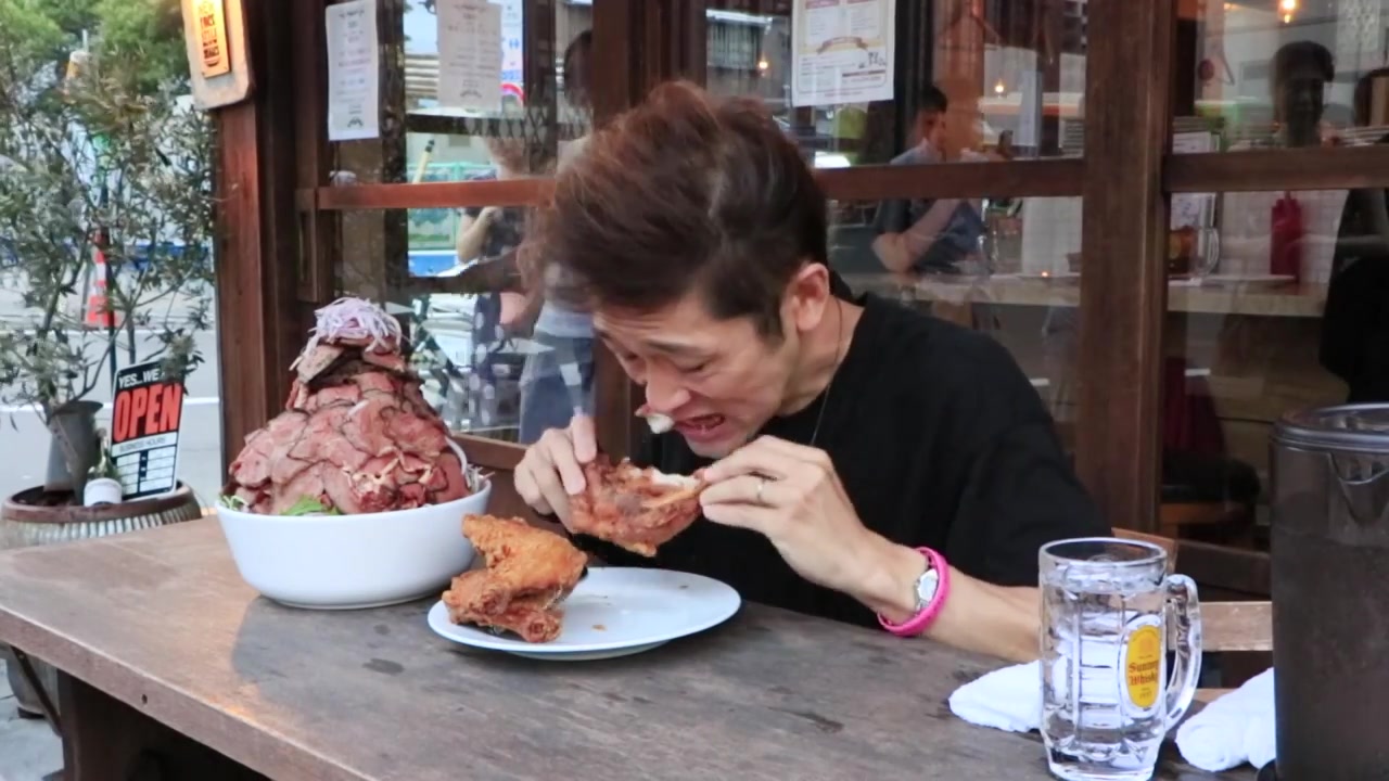 【搬运】大胃王:max铃木吃炸鸡腿和大份牛肉盖饭,一直吃到天黑