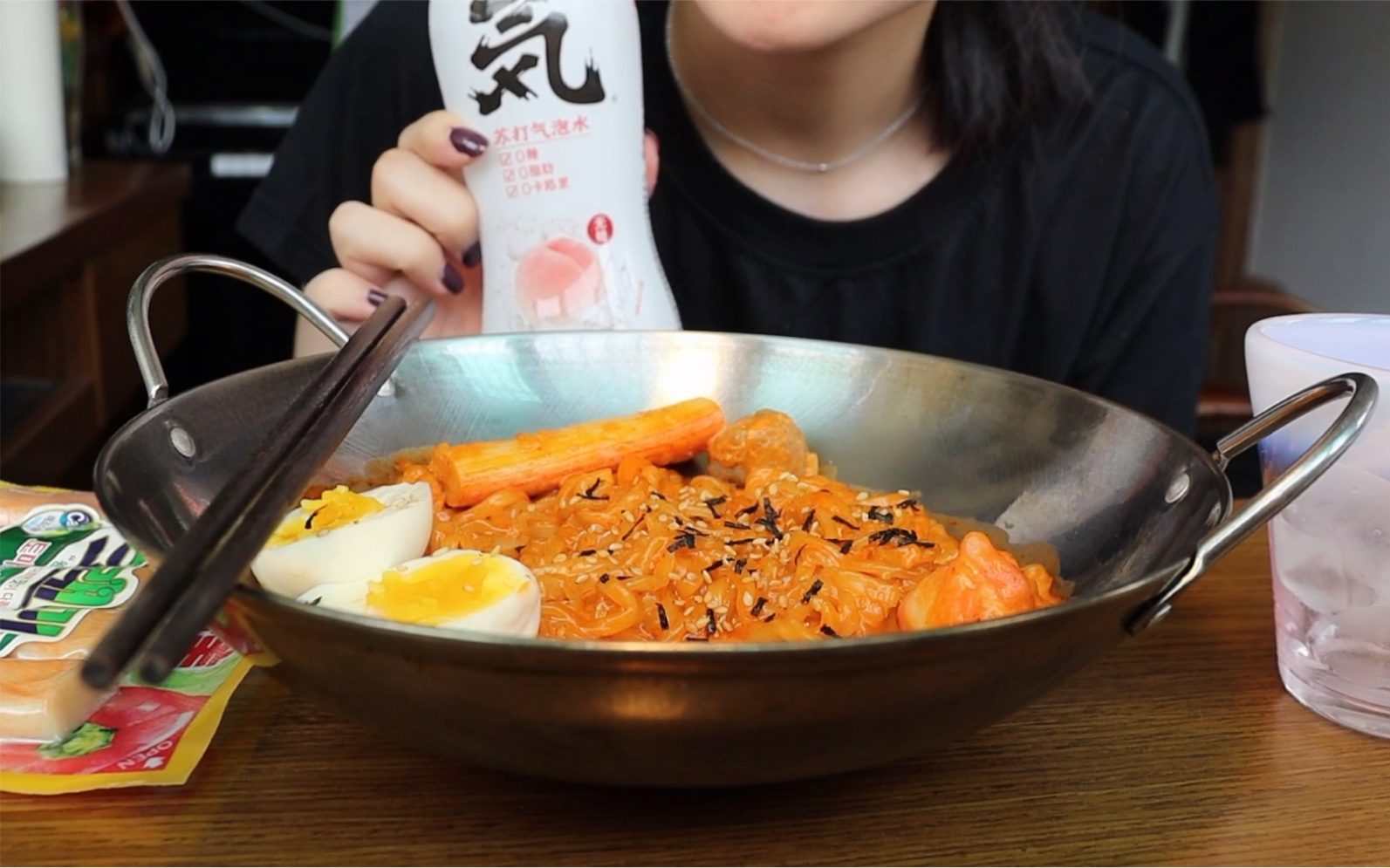 吃韩国桃子奶油火鸡面图片