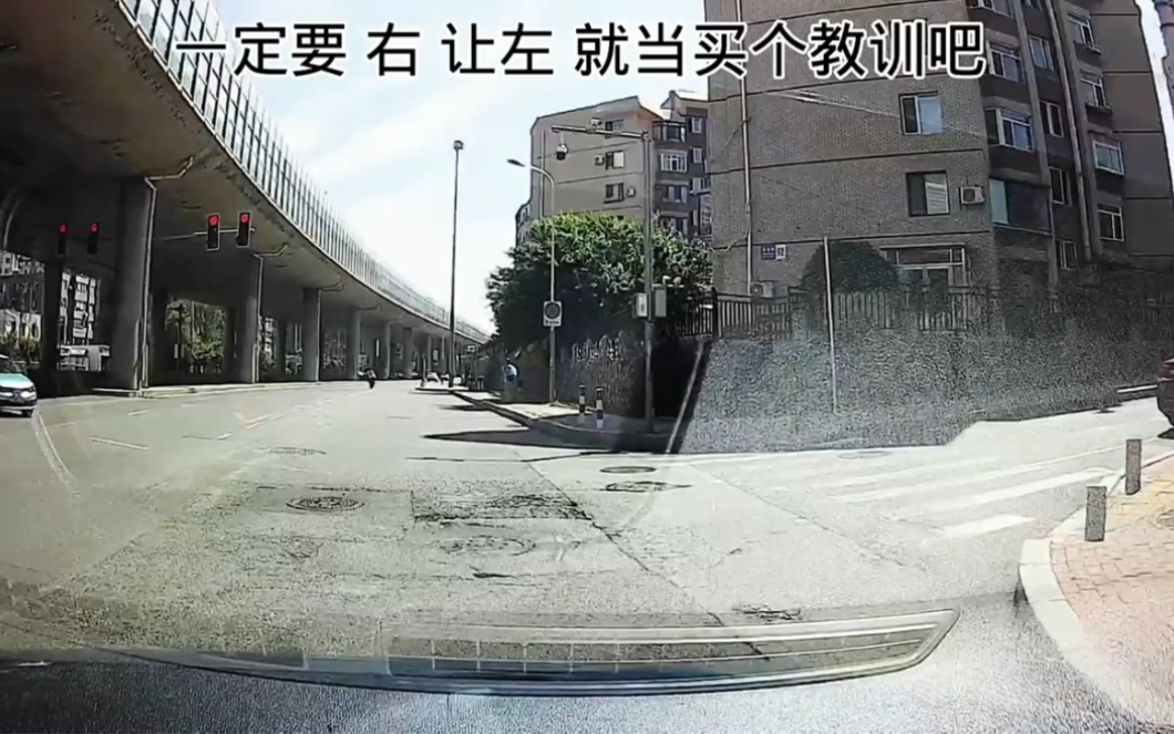 [图]记得右转要让行哦 #道路千千万安全第一条 #文明驾驶安全出行 #遵守交规平安出行