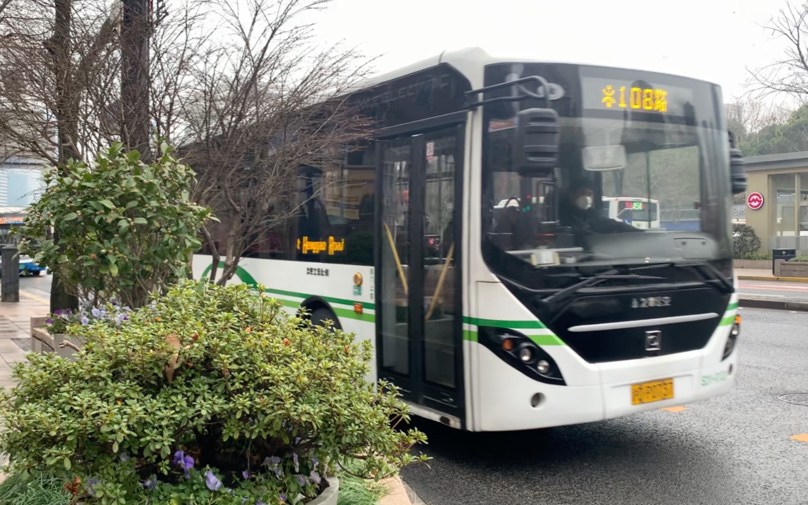 【上海公交】巴士五公司108路s2v-0133 (申沃 swb6128ev56) 通过