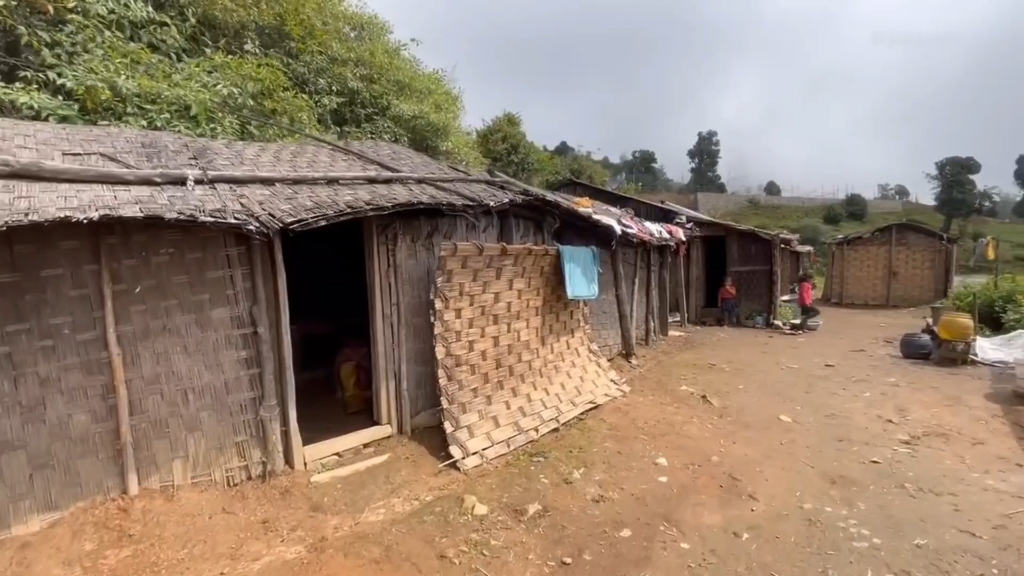 路过尼泊尔贫民窟房子给孩子们一百块钱买东西她特激动感谢我