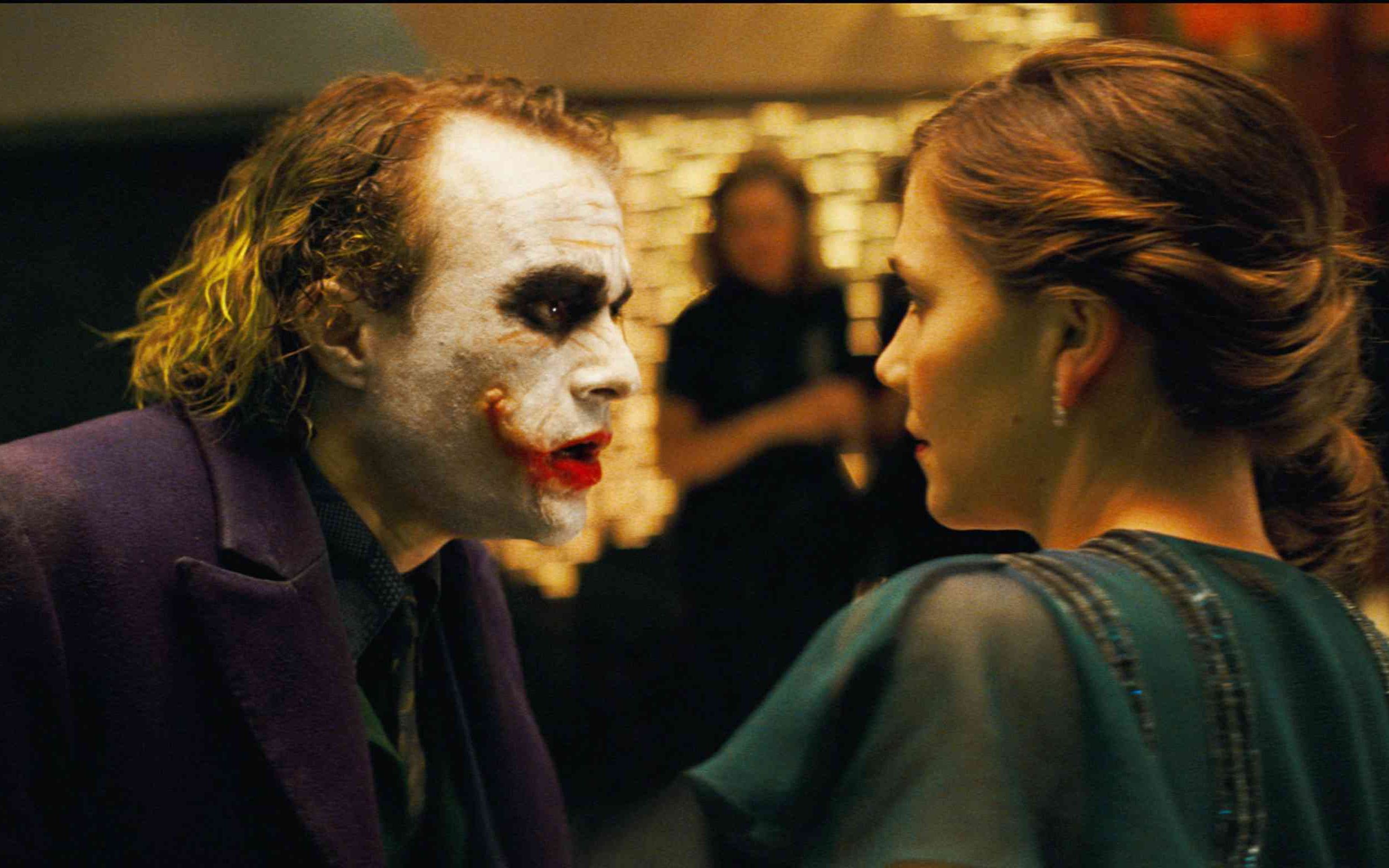 为什么小丑敢炸整座哥谭市如果所有人明白他的残酷身世就懂了