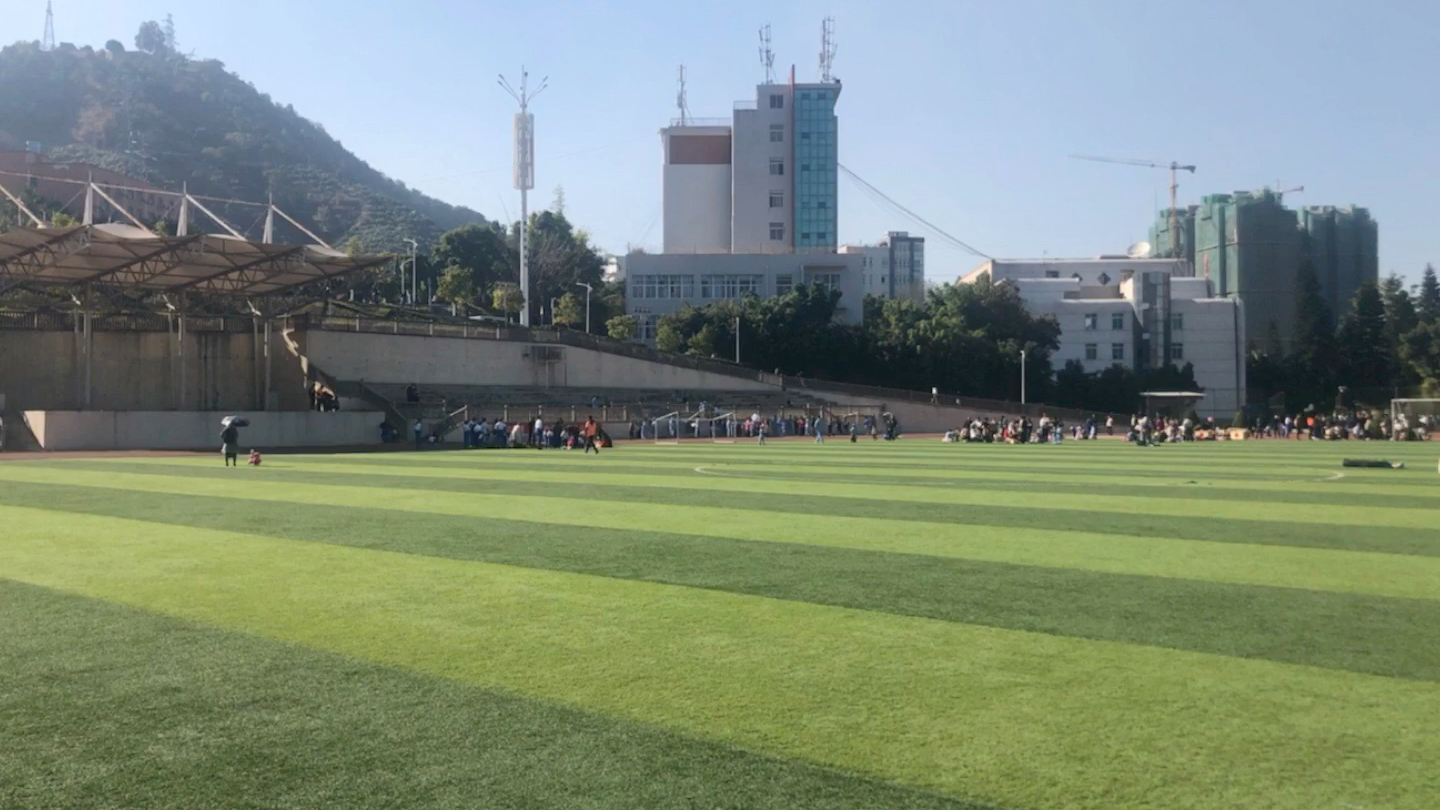 攀枝花学院分院足球场沐浴在阳光下