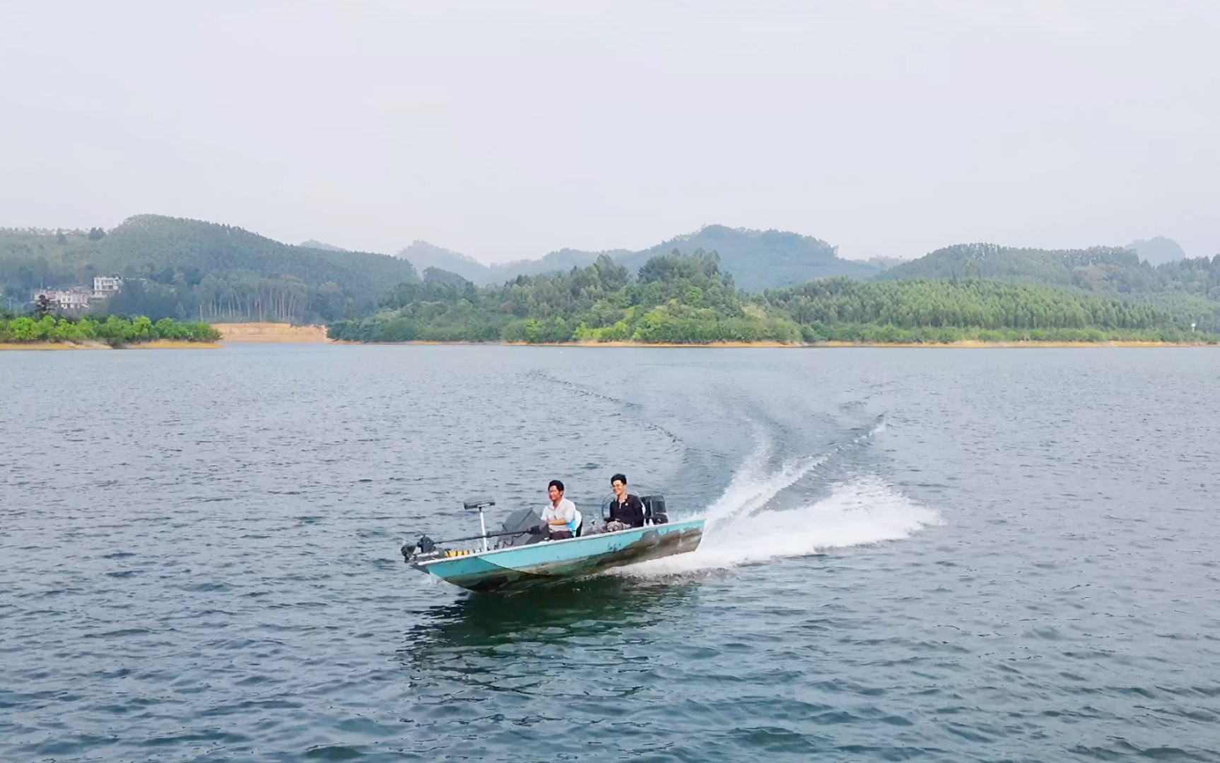 一男子开快艇去钓鱼,鱼没钓到人掉下河.