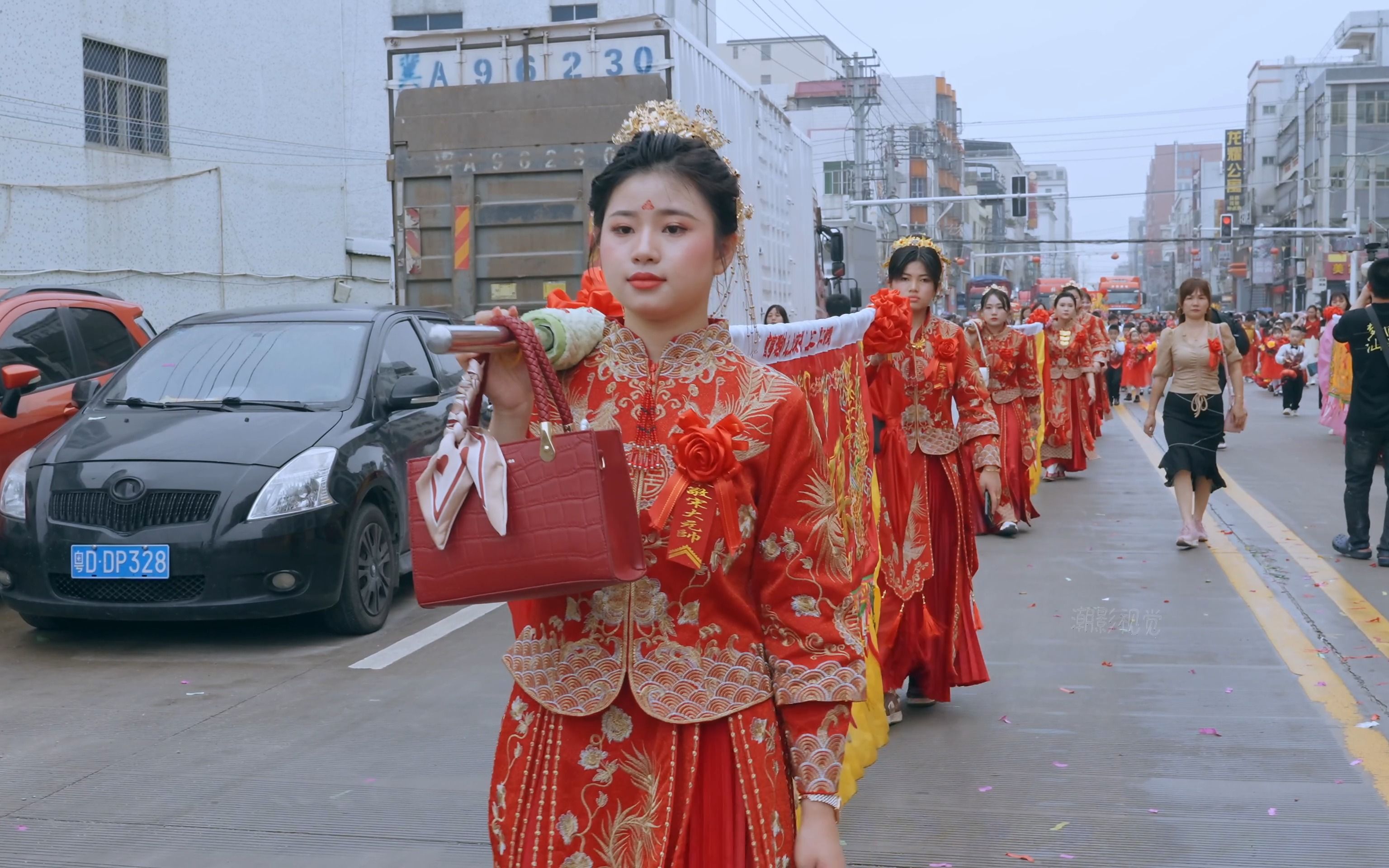 潮汕人的浪漫,谷饶扛标旗美女!哔哩哔哩bilibili