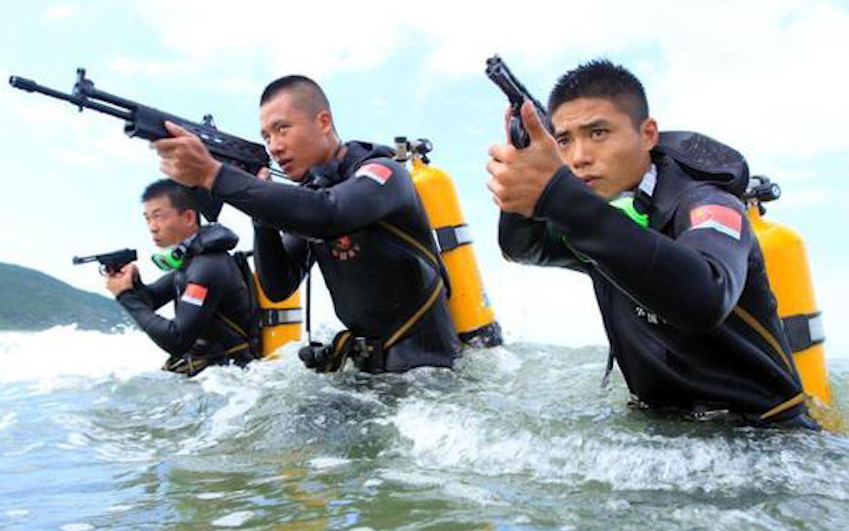 解放军两栖蛙人潜伏演习 手中武器抢眼