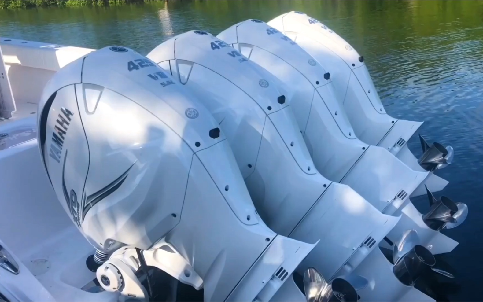 看搭载4台v8发动机,1700匹马力的快艇,如何在水面上原地起飞