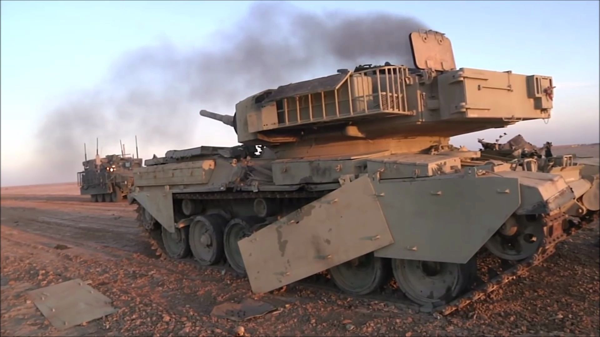 实拍m1134斯崔克导弹发射车摧毁坦克