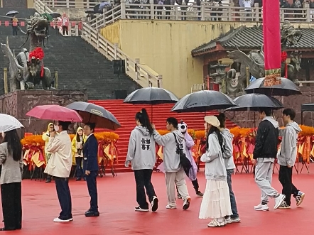 在瓢泼大雨中忍饥挨饿的站了6个小时终于见到了喜欢了快五年的人哔哩哔哩bilibili