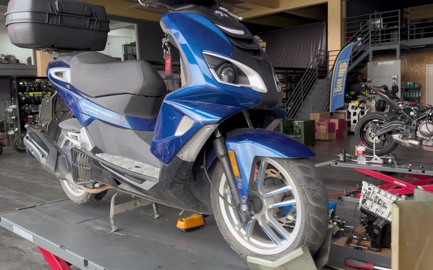 标致sf4更换米其林前后轮胎