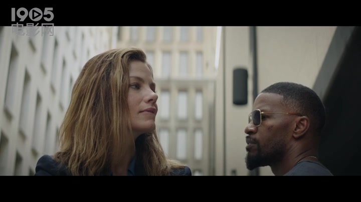 《不眠夜》片段 杰米·福克斯面对警察机智应对