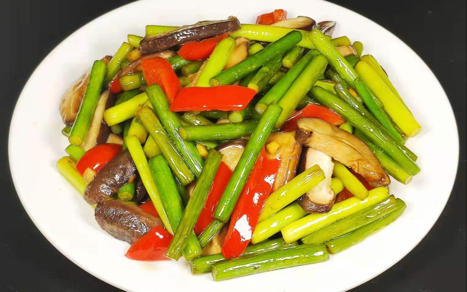 蒜苔炒香菇这样做鲜香可口,吃起来嫩滑脆爽,营养美味又下饭