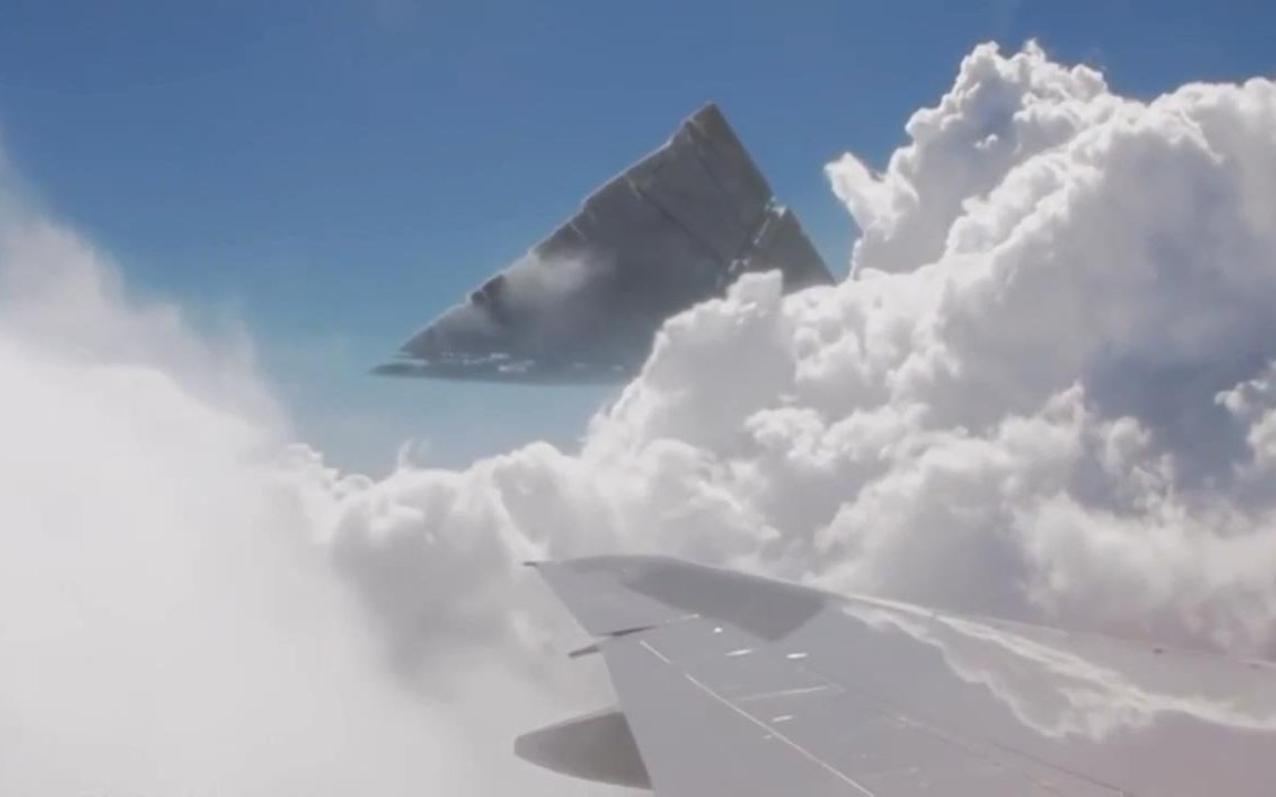 飞机上拍摄到的金字塔ufo