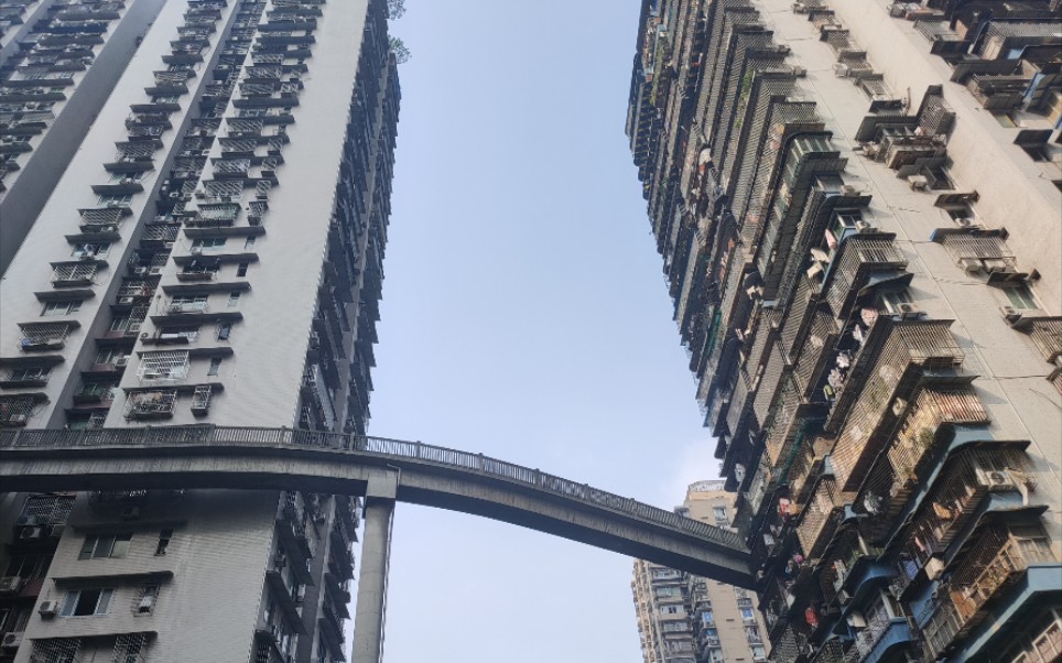重庆有座任性的天桥,走近一看被吓到了,太不可思议了