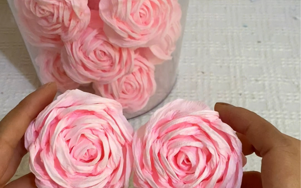 粉红色折邹纸手工玫瑰安排好了