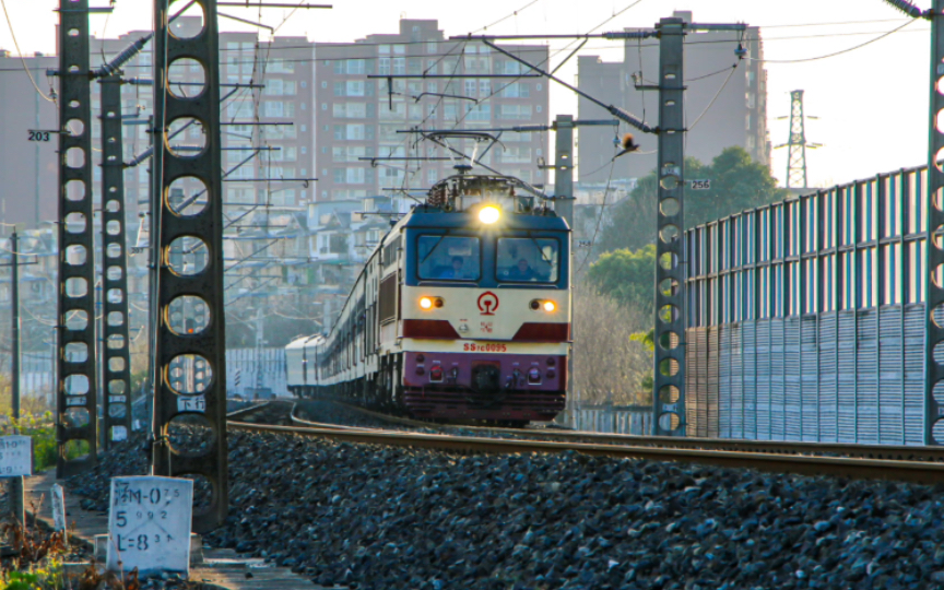 「中国铁路·成都西环线」成局重段ss7c-0095牵引k194次通过西环线!