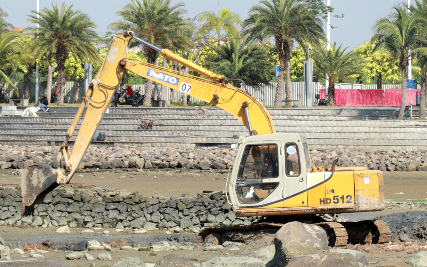 加藤512-1挖掘机海边工作