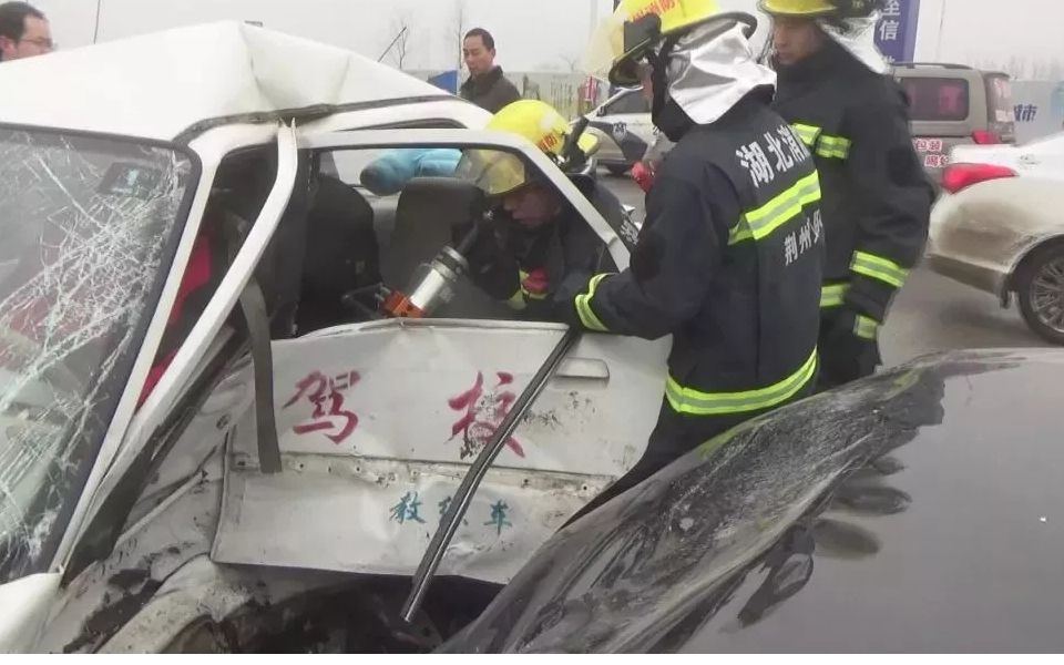 [图]驾校教练车撞上私家车，学员练科三把教练送进医院