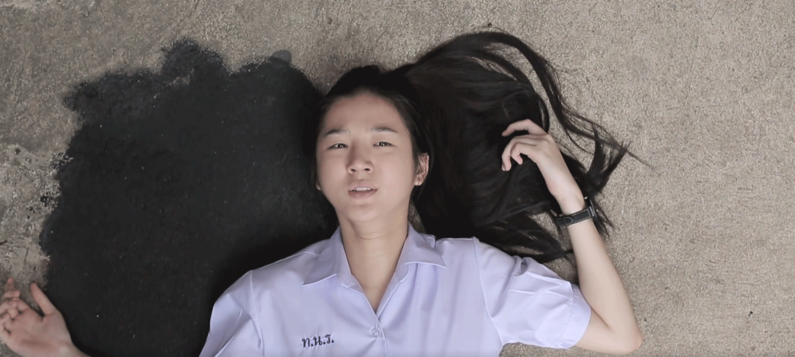 女生跳楼身亡,同学身后出现诡异脚印《鬼校亡友》