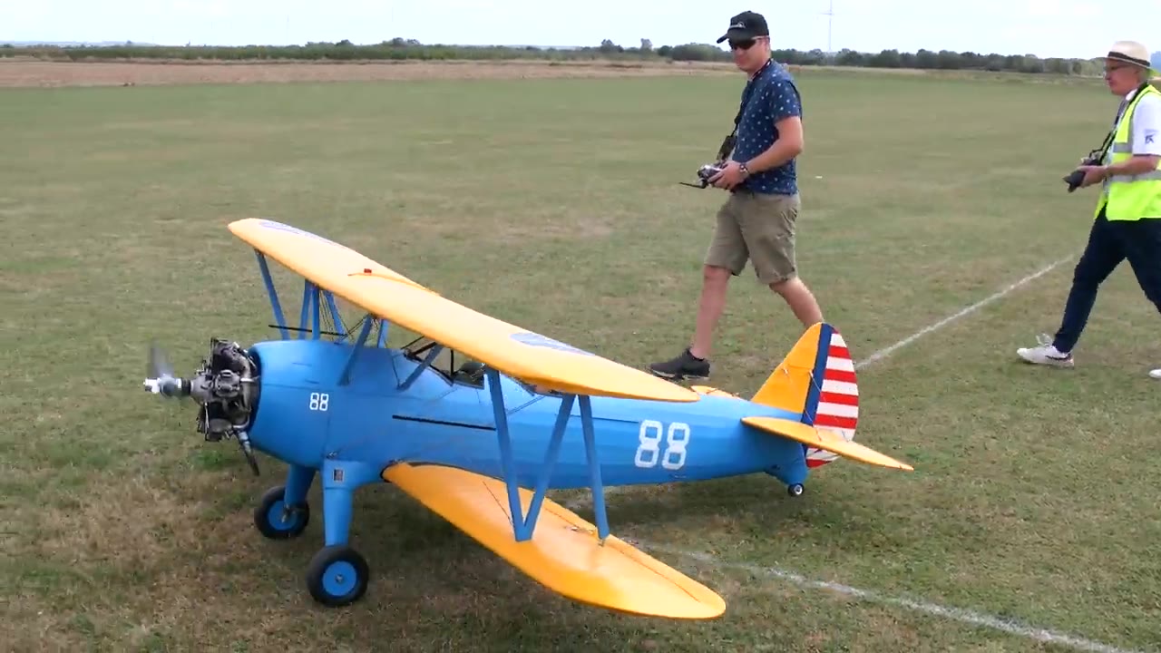 航模hd惊人的大型rc波音斯蒂尔曼模型双翼飞机飞行演示