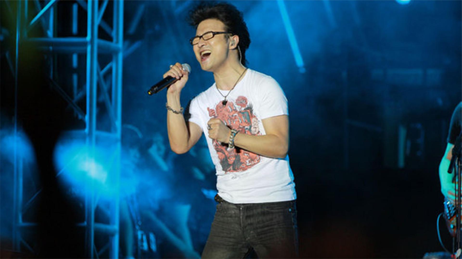 真成过气歌手了?汪峰洛阳演唱会上座率惨淡,还免费送票进场观看