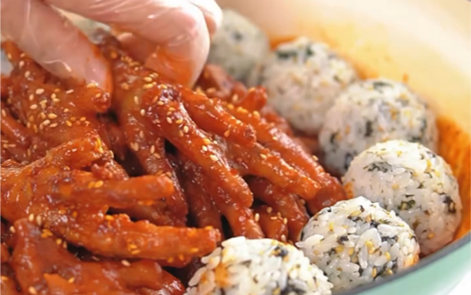 韩式辣鸡爪|软糯的鸡爪搭配饭团yyds