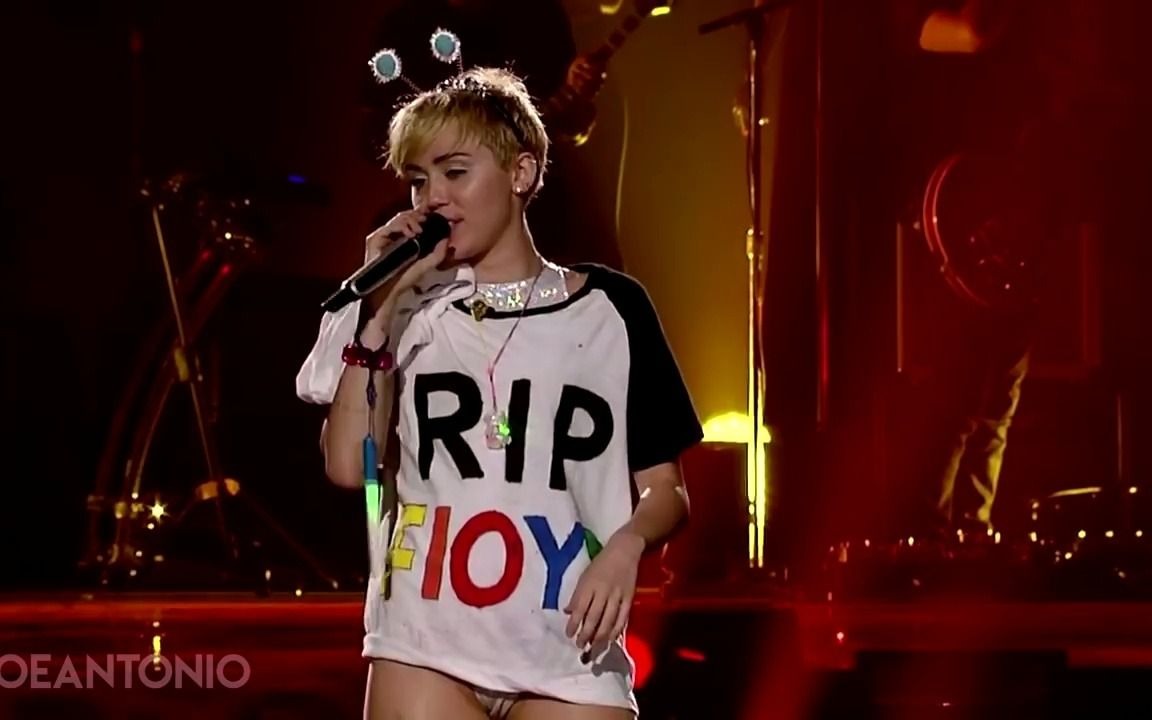 [图]演唱会现场 Miley Cyrus Lucy In The Sky With Diamonds The Beatles Cover