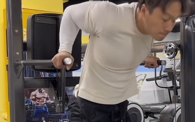 "斗腕86公斤级王者"张迎春臂屈伸负重60kg