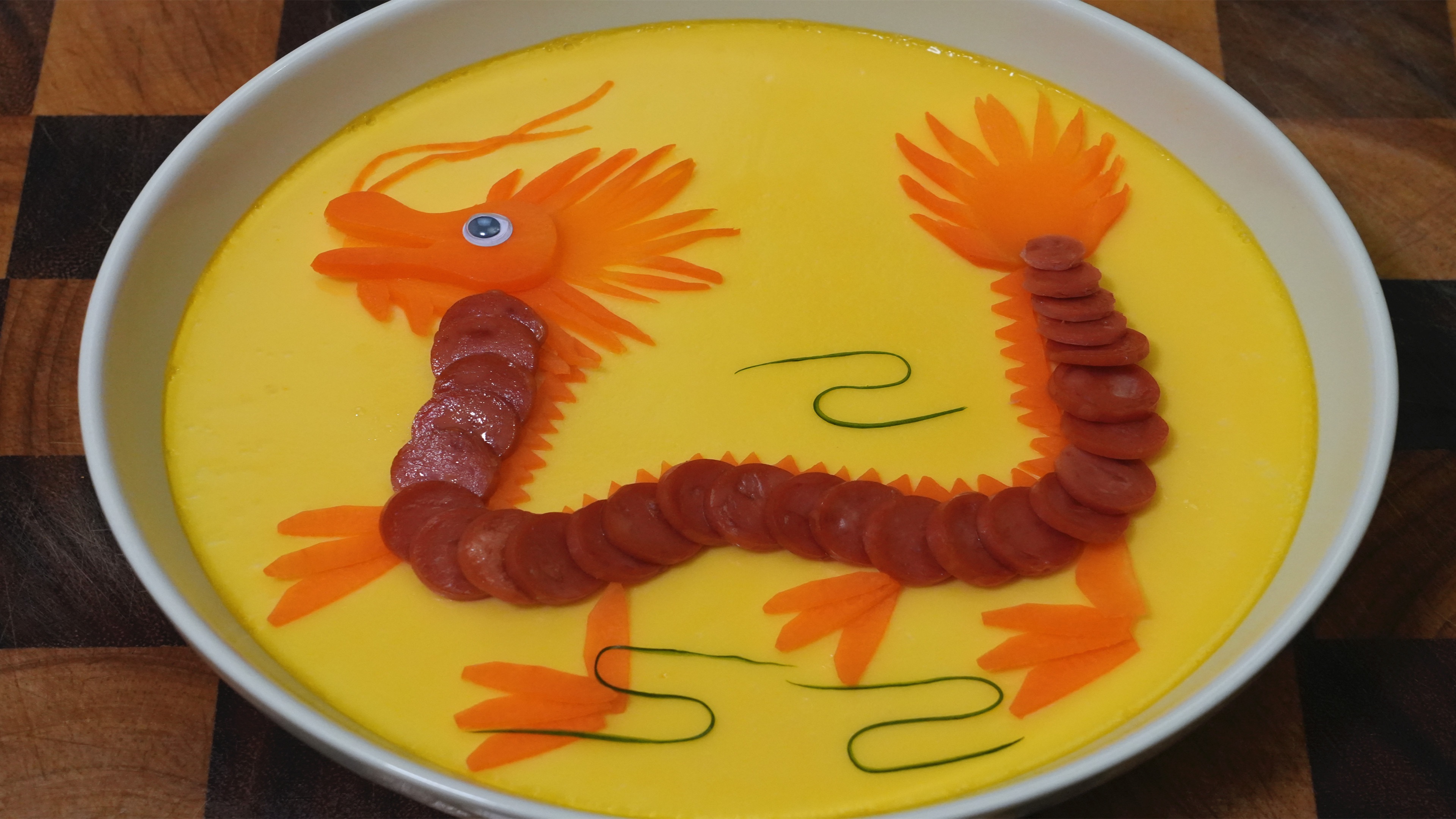 龙年创意年夜饭压轴菜,金龙贺岁,寓意龙腾四海,大展龙图