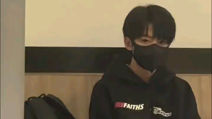 【杨博文】黑衣冷脸 cr.跑掉了