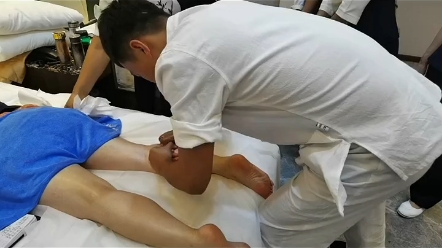拳拉疏通掌拉安抚腿部后侧肌肉放松推拿按摩理疗男技师健康spa活在这