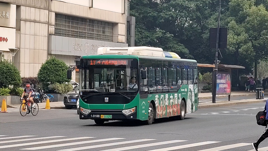 杭州公交17路 dnc6100bevg6 1-9188 古墩路平安桥出站
