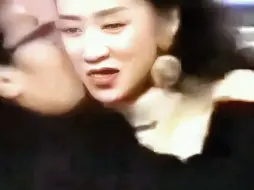 Tải video: 【梅艳芳】我一定会红透半边天的。从籍籍无名的小歌女成长为一代天后，乐坛大姐大的梅姐。