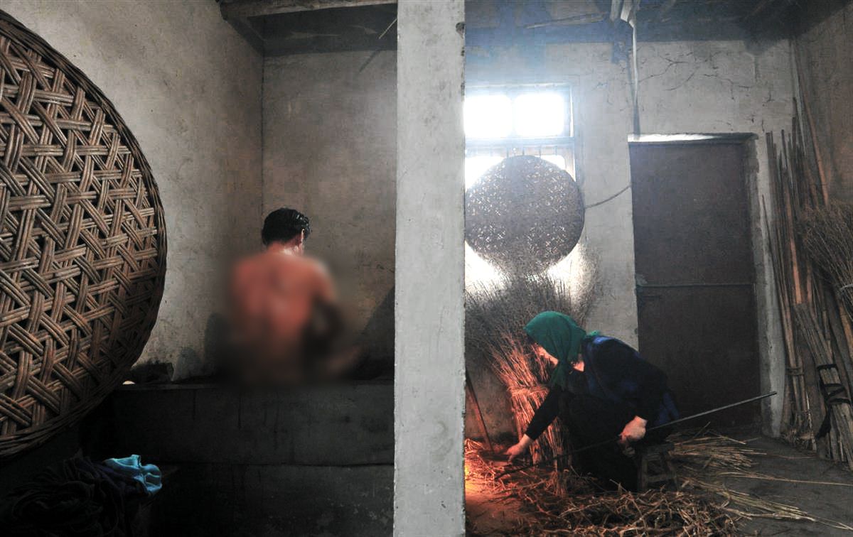 一锅水多人洗的江南锅浴,一边烧水一边洗