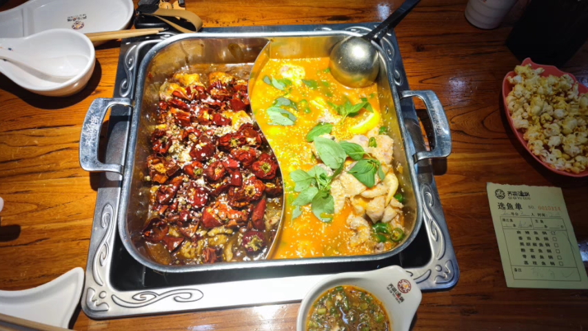 【美食】鸳鸯火锅 | 香辣与鲜美并存!