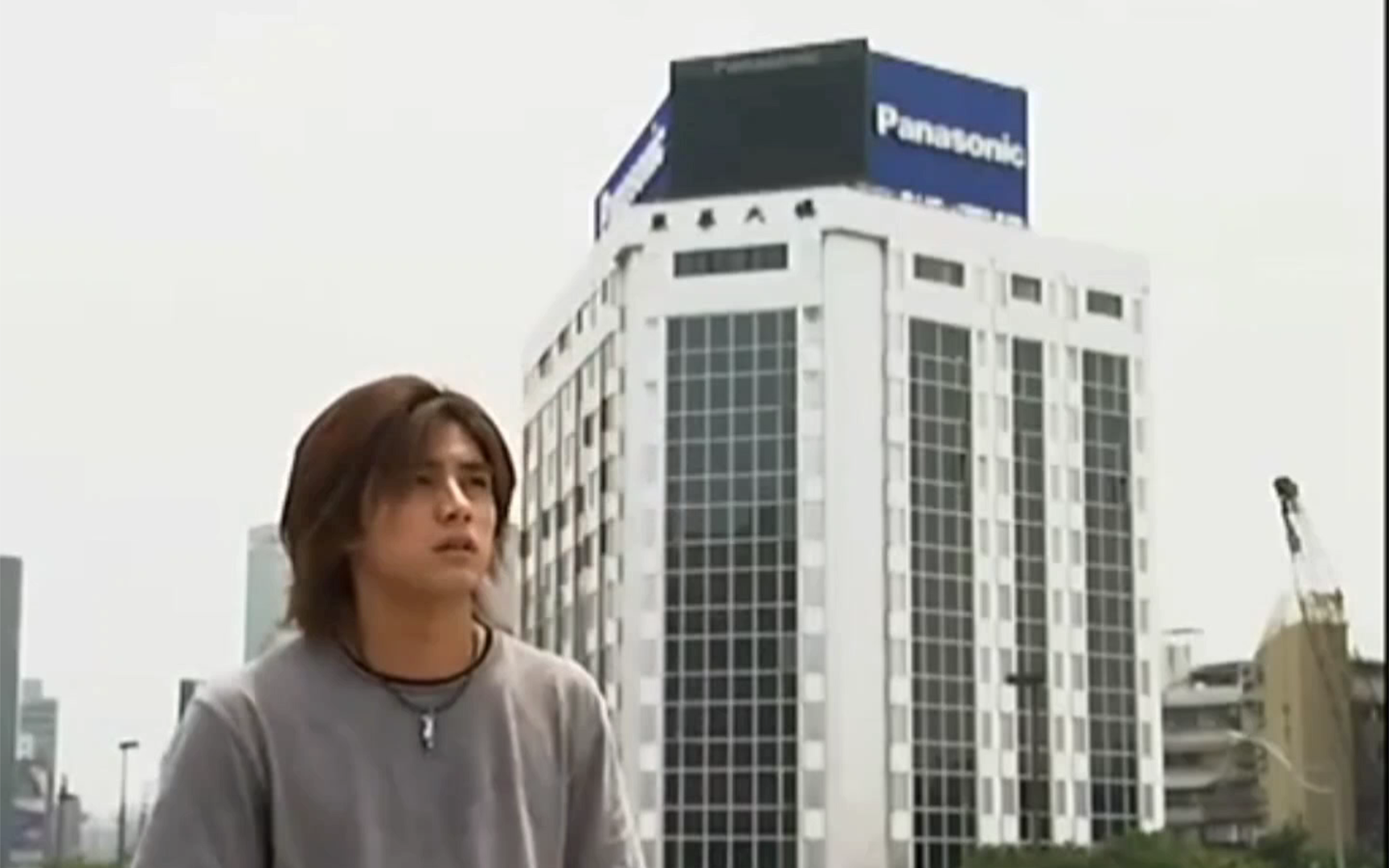 街头大屏幕上投出阿ken的道歉视频 青春偶像剧「爱情合约」cut205