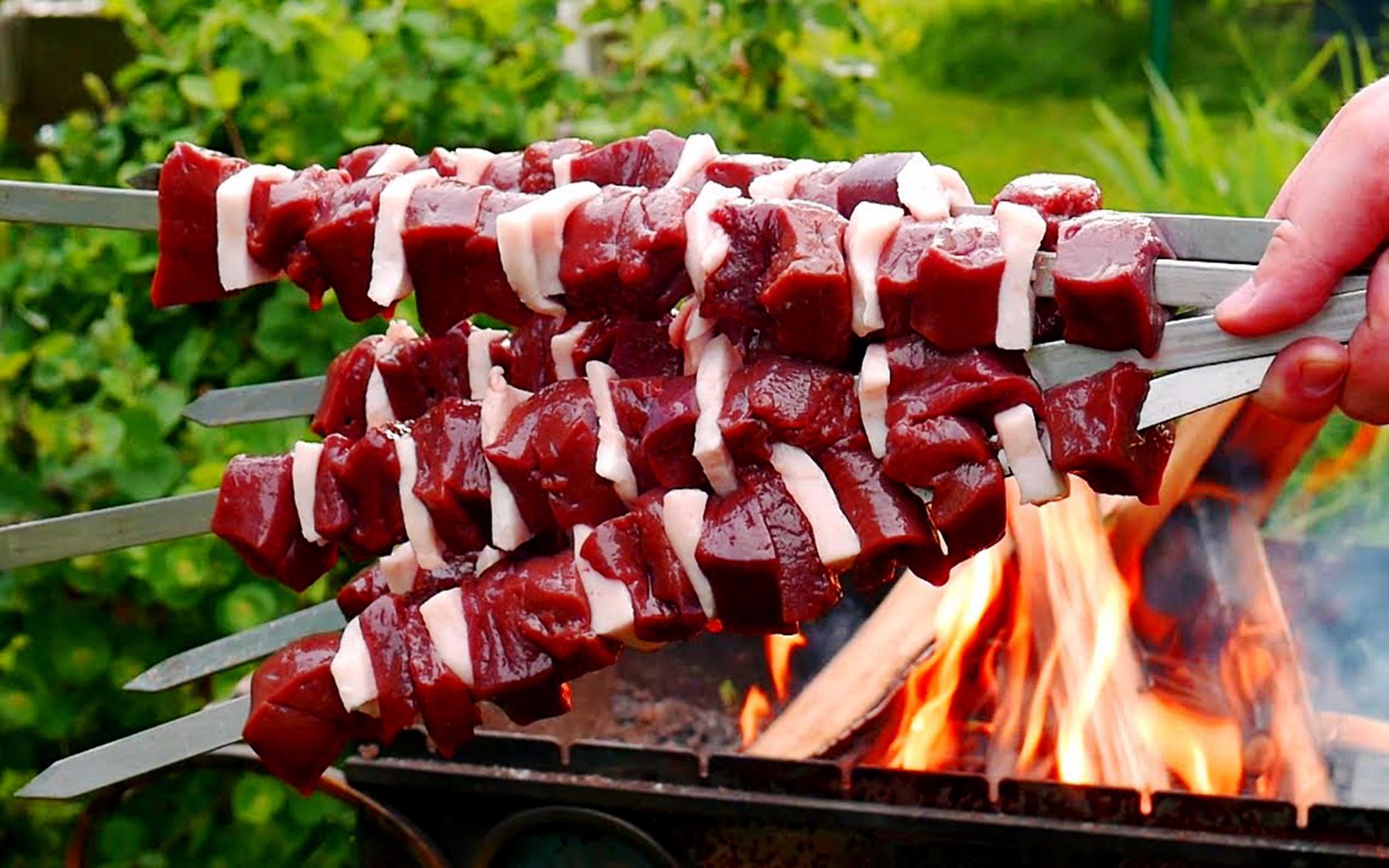 10斤重的大牛肝,俄罗斯人切成大块直接烤,太滋润了!