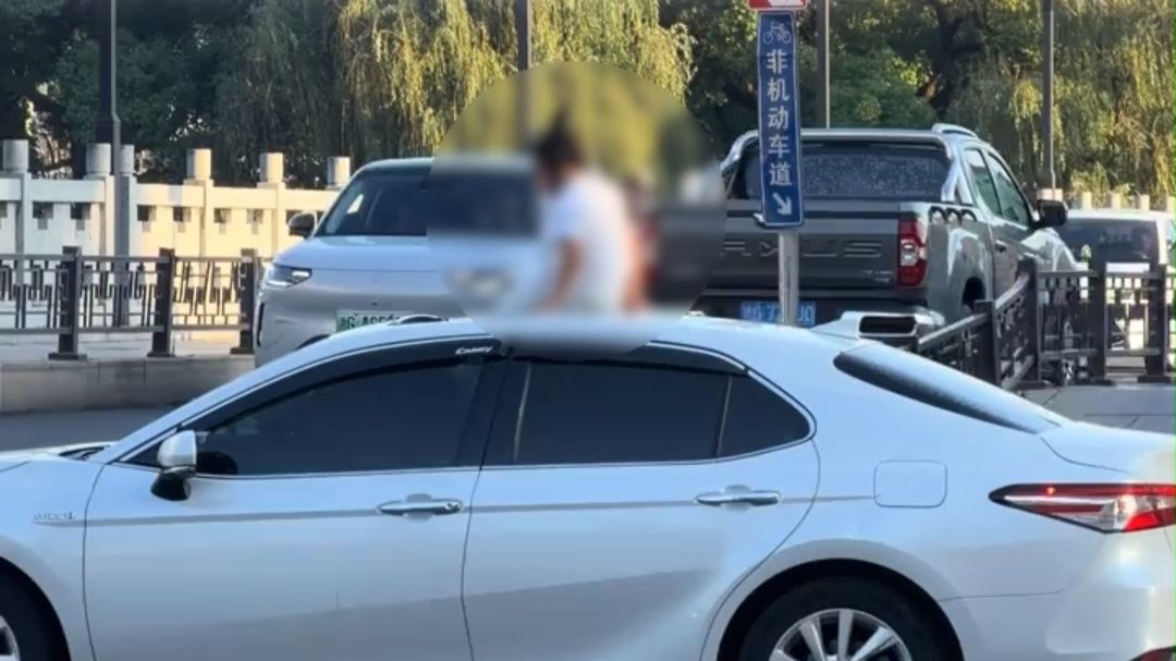 浙江一女孩坐行驶轿车车顶，交警：记3分，罚款50元。车顶不是“观景台”，别拿生命当儿戏