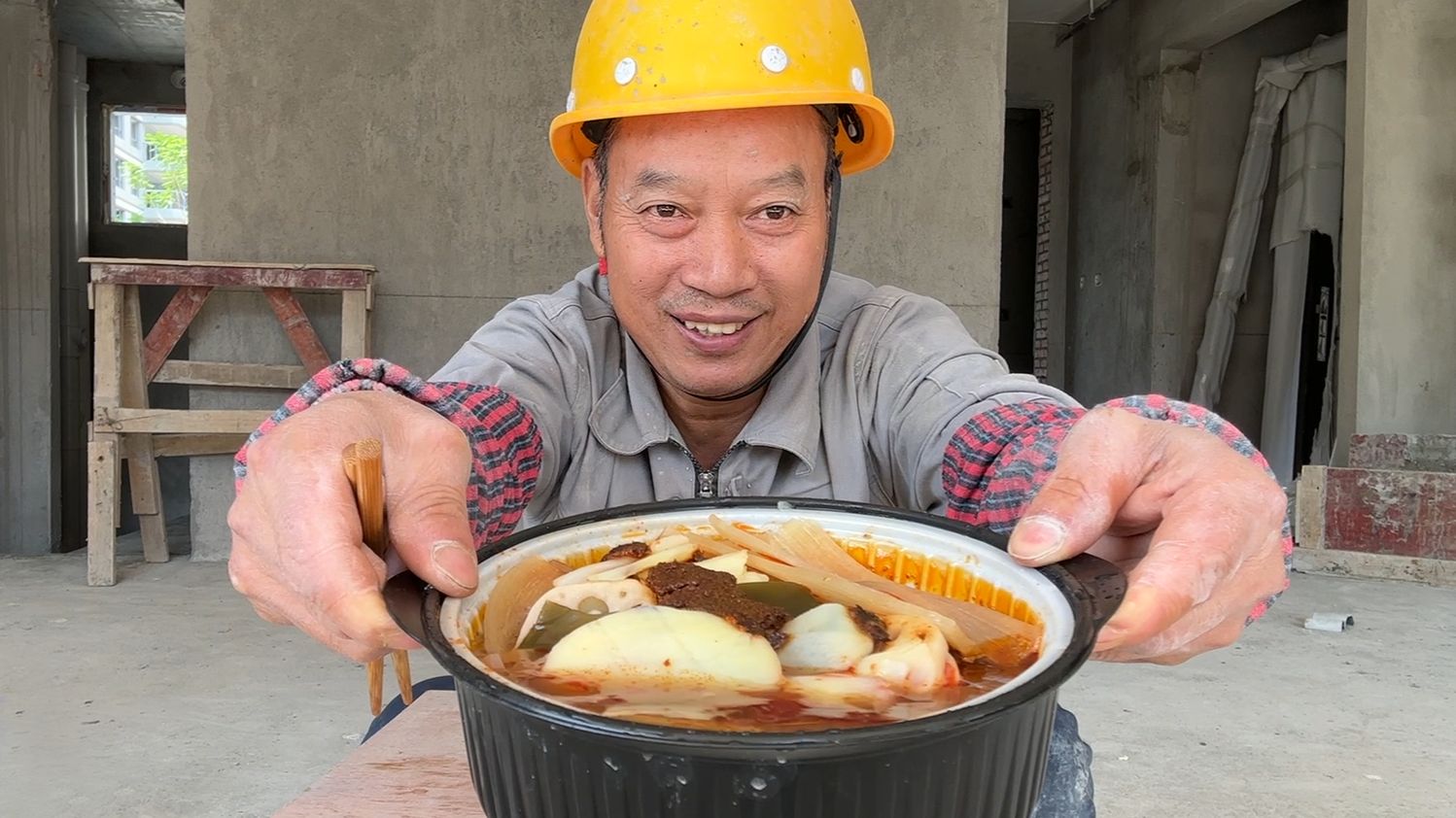 工地吃火锅，买一盒自热火锅过过瘾，越吃越辣