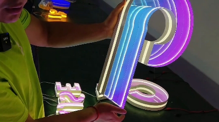 现在,越来越多的店铺选择这款炫彩深渊发光字