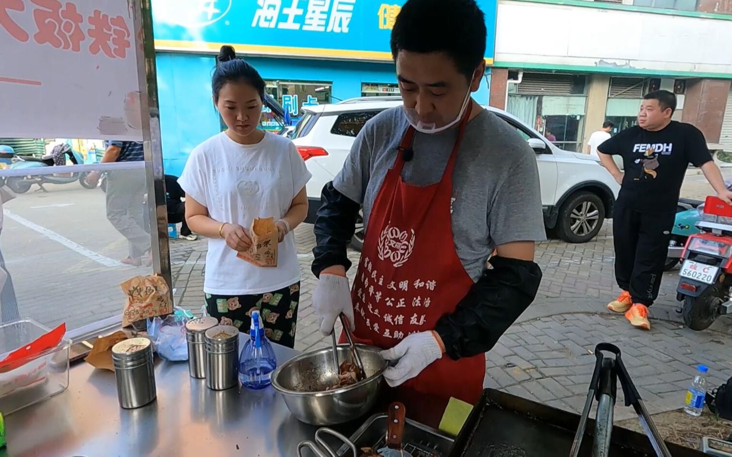 当包工头一天挣2万,沦落后拿2000块工资!小伙直言:有落差也得干哔哩哔哩bilibili