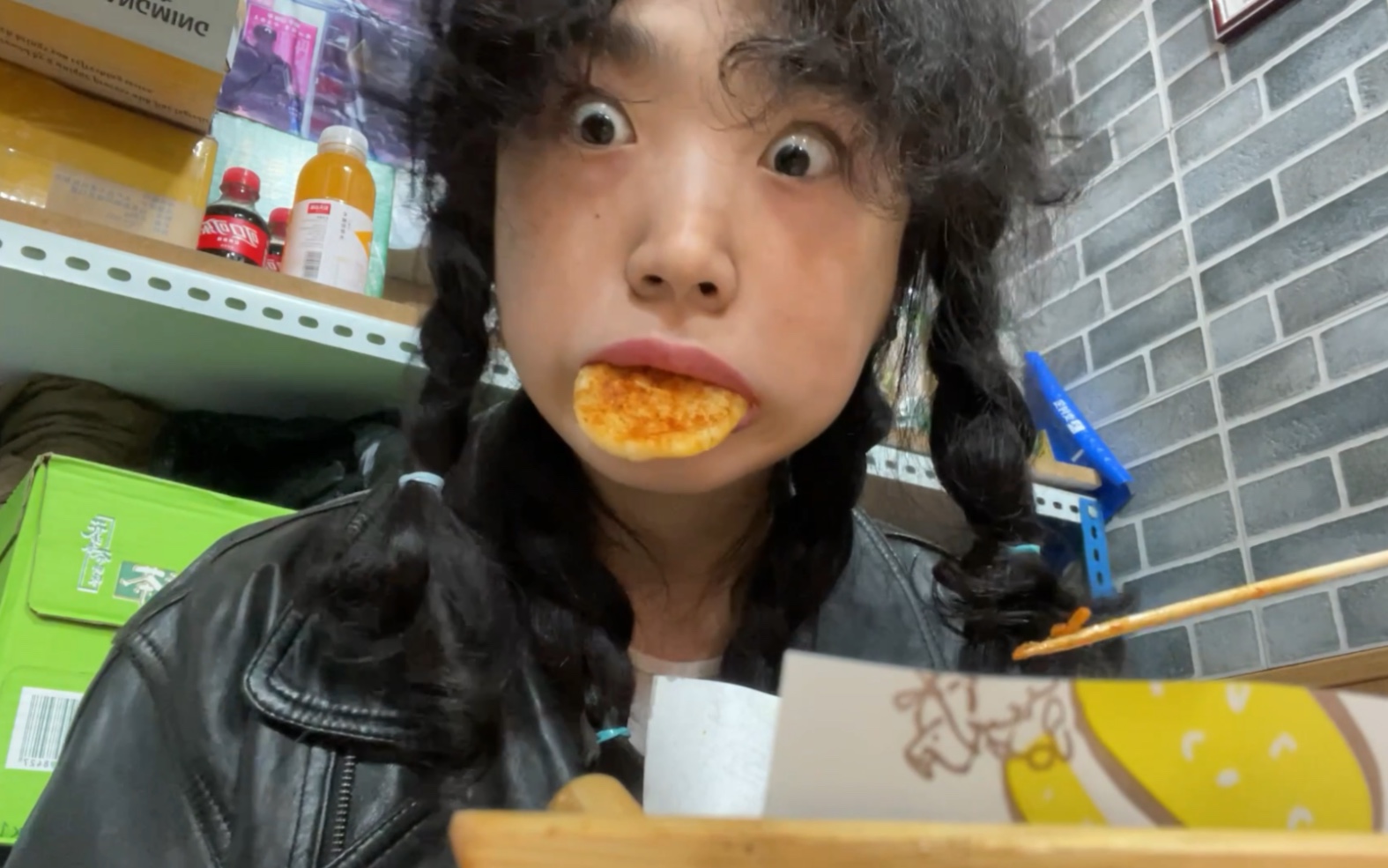 长舌妇嚼舌根时可以把自己的舌头嚼进去吗?