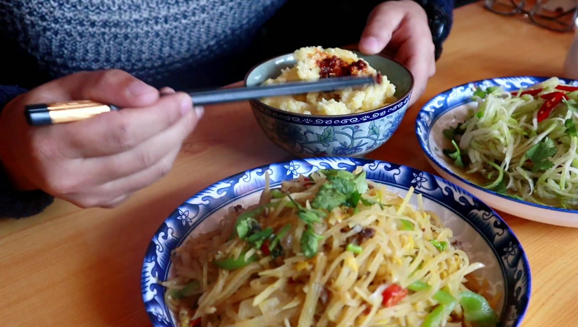 一碗小米一个土豆加老坛酸菜做一道宁夏特色美食黄米散饭,过瘾