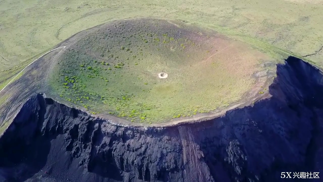 航拍乌兰察布火山群,感受大自然的神奇之美哔哩哔哩bilibili