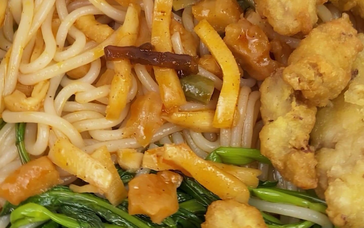 国庆节在家不怕胖,来一碗酥肉螺蛳粉