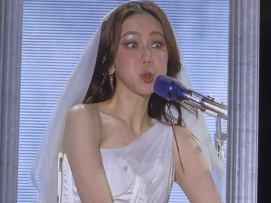 邓紫棋郑州演唱会,飞吻和金鱼嘴