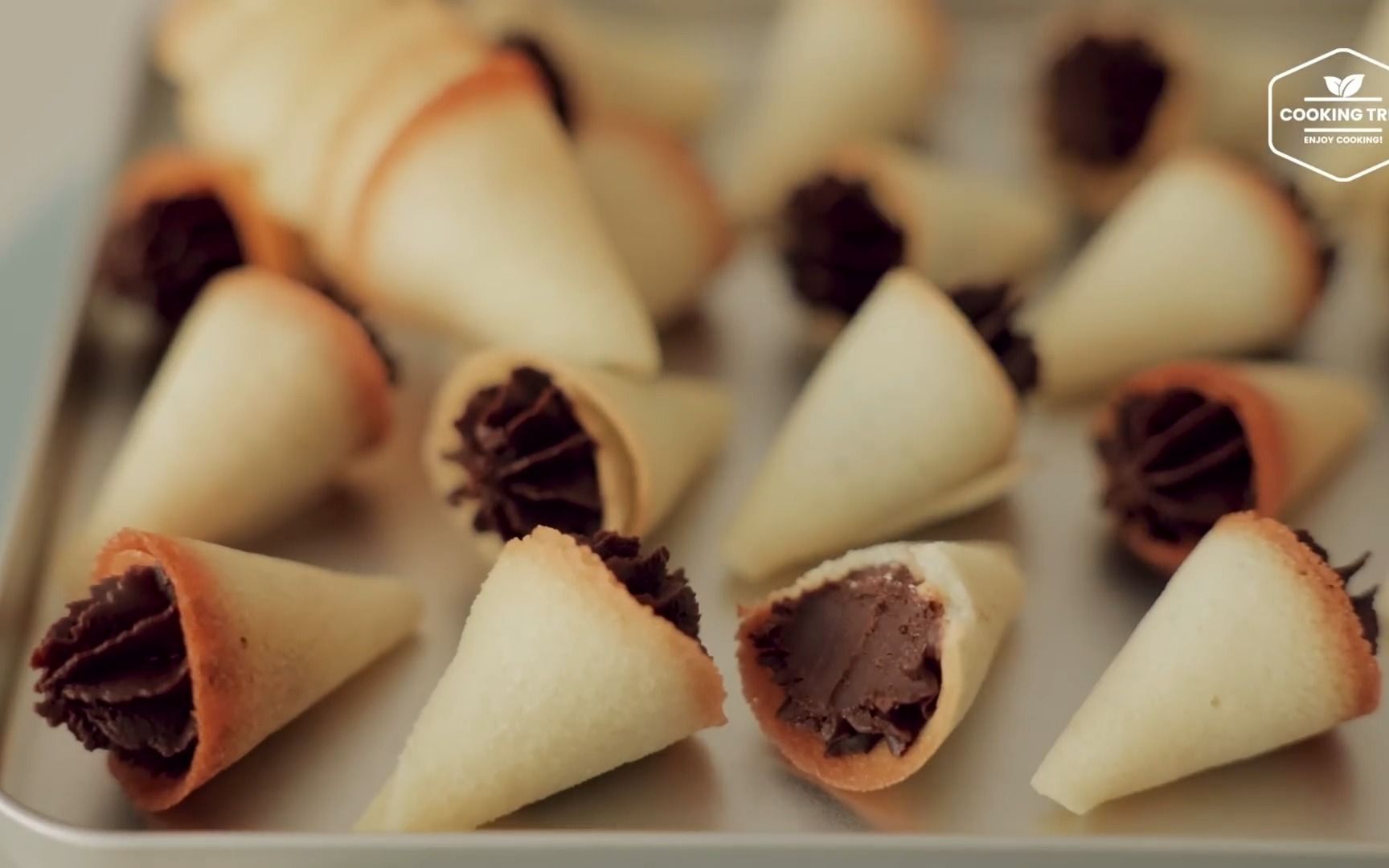 一口爆浆的圆锥形巧克力95